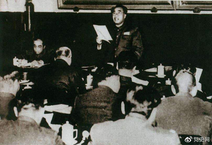 1953年12月7日，朱德在全国军事系统党的高级干部会议上致开幕词。
